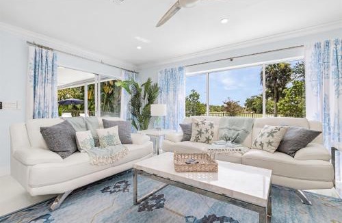 Central Naples House | Luxury Golf-Front Retreat 3BR3BA HTD Pool, Jacuzzi, GOLF AVAILABLE