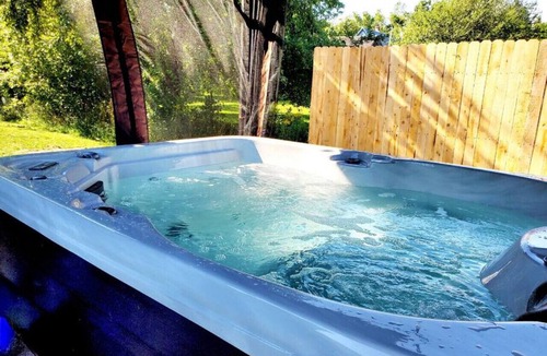Houghton House | Luxury Group Retreat – Sauna, Hot Tub, Games & Minutes from MTU