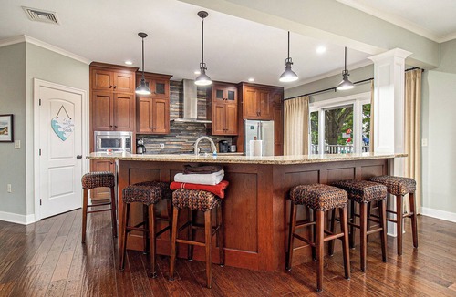 Manistee House | Luxury Harbor House- Pet-Friendly, Hot Tub!