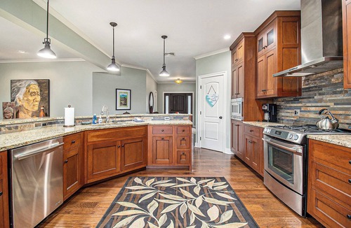 Manistee House | Luxury Harbor House- Pet-Friendly, Hot Tub!