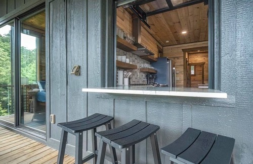 Foxfire Estates Cabin | Luxury Holiday Retreat+Hot Tub+Pool Table+Mtn view