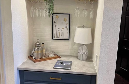 Mid City South Condo | Luxury King bed condo w/pool gym and free parking