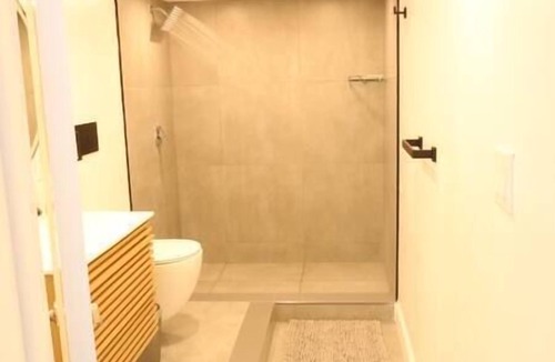 Schenectady House | Luxury king bed parking & washer