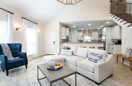 Mabank House | Luxury Lakefront Getaway