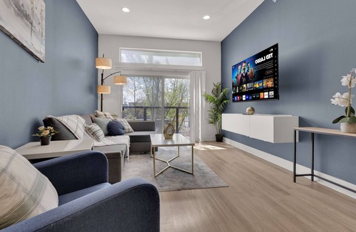 Deep Ellum Apartment | Luxury Modern 2BR Sleeps 8 | near Fair Park Dallas