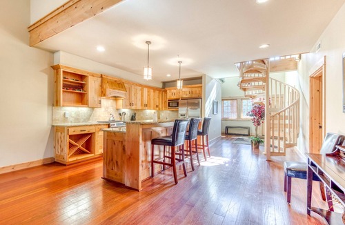 Government Camp Condo | Luxury penthouse condo withshared pool, hot tub & great mountain views