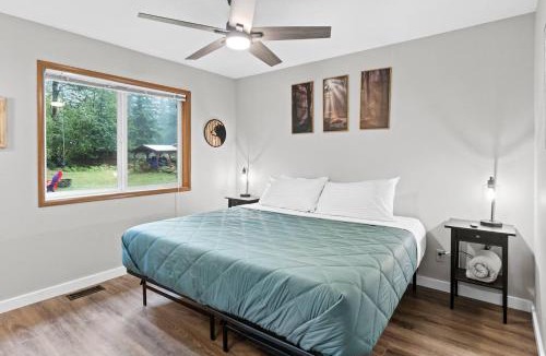 Paradise Estates House | Luxury Rainier Cabin-Sauna-Hot Tub-EV-WiFi