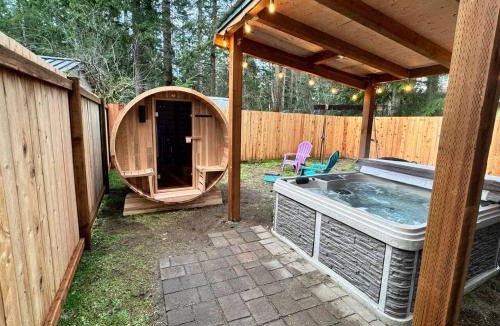 Paradise Estates House | Luxury Rainier Cabin-Sauna-Hot Tub-EV-WiFi