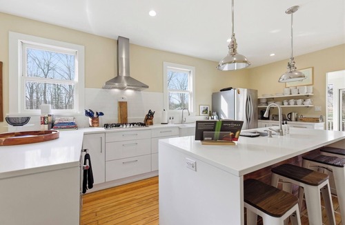 Three Oaks House | Luxury Retreat for 26, Pool, Hot Tub, amazing!