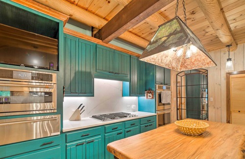 Sapphire Cabin | Luxury Sapphire Getaway w/ Deck + Game Room!
