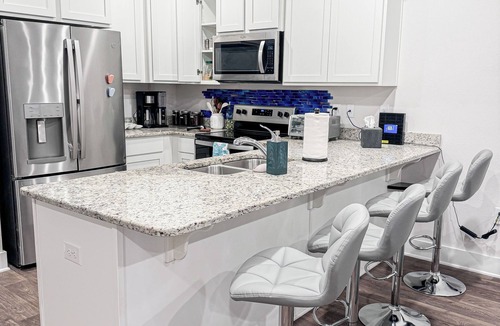 Pine Forest House | Luxury Townhome - Pool Access - Fast WiFi - Near Beaches & Shopping