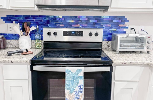 Pine Forest House | Luxury Townhome - Pool Access - Fast WiFi - Near Beaches & Shopping