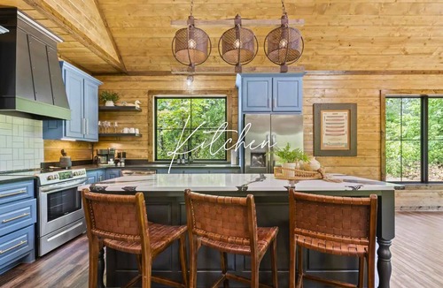 Broken Bow Cabin | Luxury Two-Cabin Retreat w/Pools for Large Groups