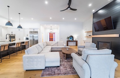 Wausau House | Luxury Waterfront Retreat in Schofield