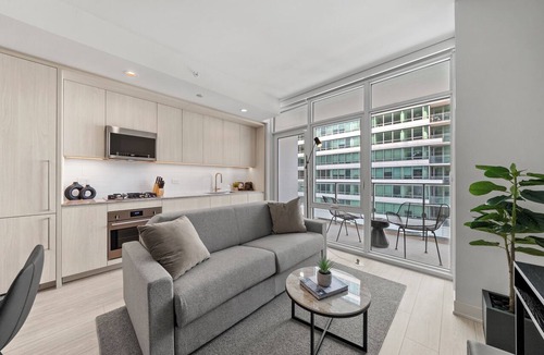 West Loop Hotel | Luxury West Loop Suites: Your Chicago Stay with Modern Comfort & Resort Perks