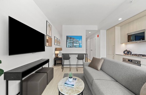West Loop Hotel | Luxury West Loop Suites: Your Chicago Stay with Modern Comfort & Resort Perks