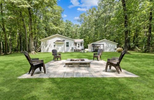 Kendall House | M-a-p-l-e Woods Hideaway-Hiking Trail Hot Tub