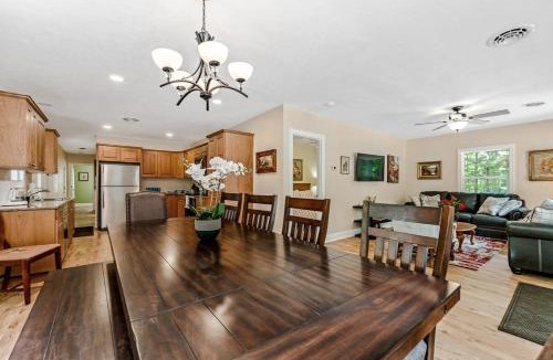 Kendall House | M-a-p-l-e Woods Hideaway-Hiking Trail Hot Tub