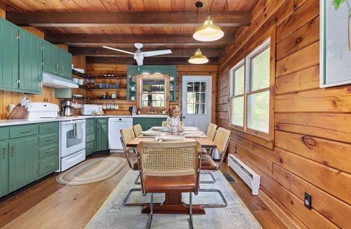 Pratts Cabin | Madison County Mountain Retreat Hot Tub& Fireplace