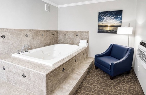 Escanaba Hotel | Magnuson Grand Pioneer Inn and Suites