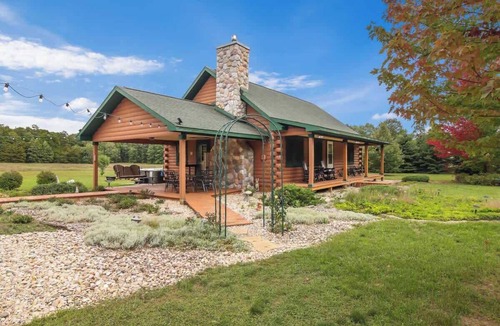 Beulah Cabin | Main Cabin Only Close to Crystal Mt with Hot Tub