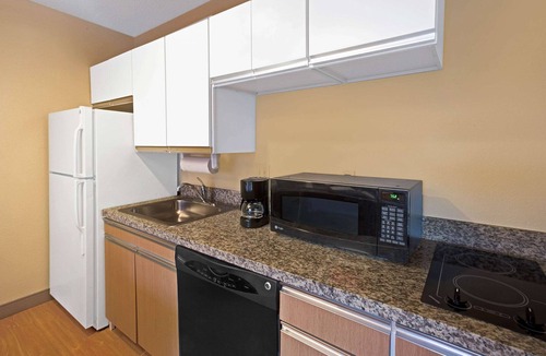 Farmington Hills Hotel | MainStay Suites Detroit Farmington Hills