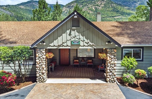 Grants Pass House | Majestic 2.4 Acre Estate on The Rogue River