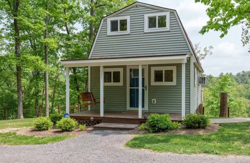 Mount Jackson Cottage | Maple Cottage - Cheery Ridgetop Home in Mt Jackson, 3 Acres and Mtn Views