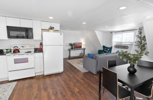 Douglas House | Maple Getaway - Short distance to downtown, beaches, and breweries