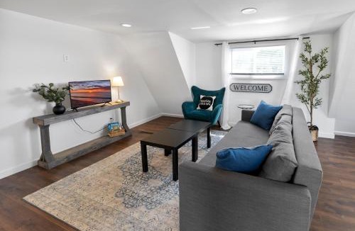 Douglas House | Maple Getaway - Short distance to downtown, beaches, and breweries