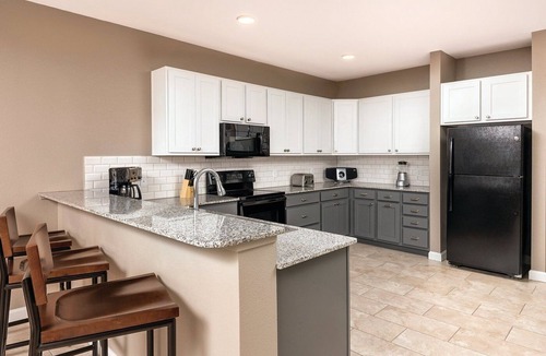 Marble Falls Resort | Marble Falls | Group Lake Getaway | Pool + Lake | 3BR Sleeps 10