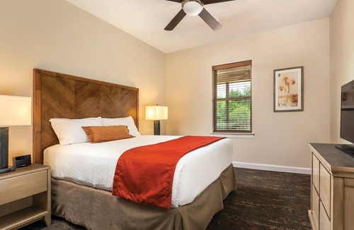 Marble Falls Resort | Marble Falls | Group Lake Getaway | Pool + Lake | 3BR Sleeps 10