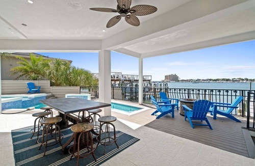 Holiday Isle House | ✨ Maritime Escape | Located on the Destin Harbor | Private Pool + Dock | FREE Parasailing
