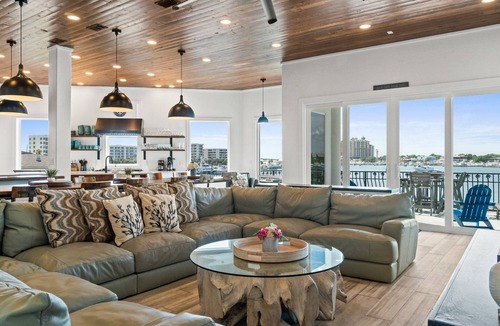 Holiday Isle House | ✨ Maritime Escape | Located on the Destin Harbor | Private Pool + Dock | FREE Parasailing