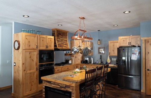 Iron River Cabin | McCarry Lakehouse Peaceful Waterfront Escape