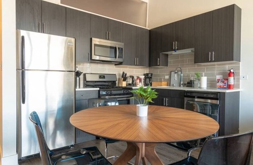 Near South Side Apartment | McCormick 3B/2Ba w optional parking/Up to 8 guests