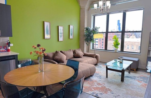 Near South Side Apartment | McCormick 3B/2Ba w optional parking/Up to 8 guests