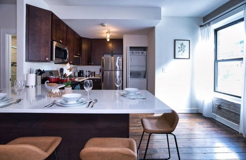 Near South Side Apartment | McCormick 4BR Huge Unit w/Pool Table | Sleeps 11
