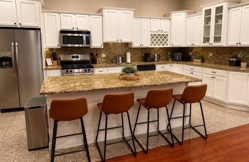 Lake Meadows Apartment | McCormick Meetup - Prime Location - Sleeps 16