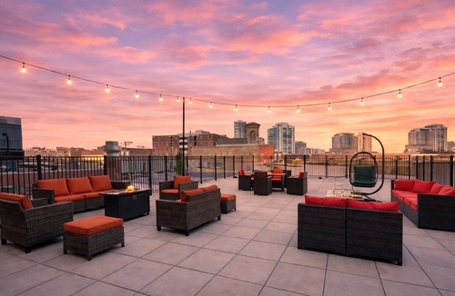 Near South Side Apartment | McCormick Patio skyline view 2b/2b with optional Parking/sleep 6