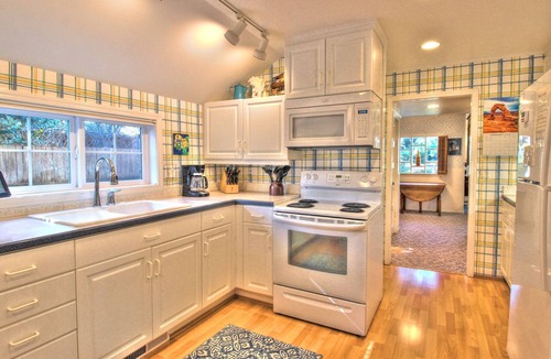 Downtown Cannon Beach House | McRae House- Close to Beach-Family Friendly Beach House-Prime location-Cozy