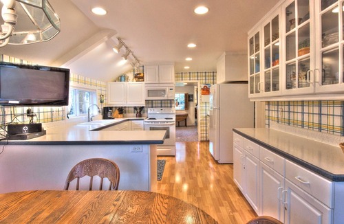 Downtown Cannon Beach House | McRae House- Close to Beach-Family Friendly Beach House-Prime location-Cozy