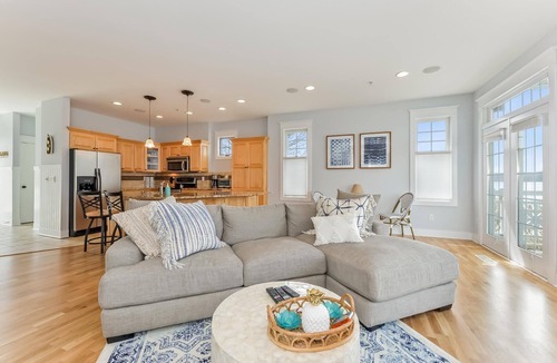 Saugatuck Villa | Mermaid townhouse shared pool walk to Saugatuck!
