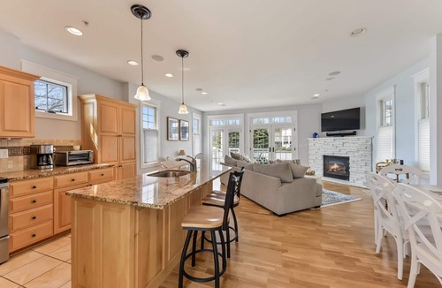 Saugatuck Villa | Mermaid townhouse shared pool walk to Saugatuck!
