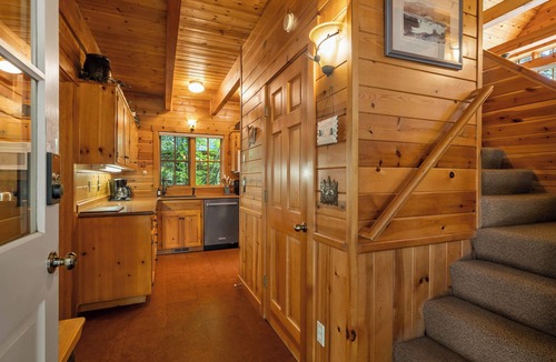 Camp Sherman Cabin | Metolius River Resort Cabin 3 Luxurious cabin on the Metolius River w/fireplace