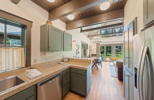 Camp Sherman Cabin | Metolius River Resort Cabin 5 Luxurious cabin on the Metolius River w/fireplace