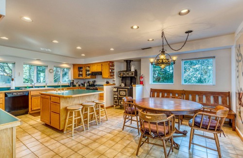Coos Bay House | Mid-century home with floor-to-ceiling windows & great views