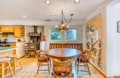 Coos Bay House | Mid-century home with floor-to-ceiling windows & great views