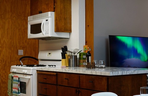 Ashford Cabin | Mid-century modern cabin with spacious 2-bedroom, 1-bathroom, private backyard