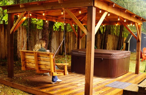 Ashford Cabin | Mid-century modern cabin with spacious 2-bedroom, 1-bathroom, private backyard